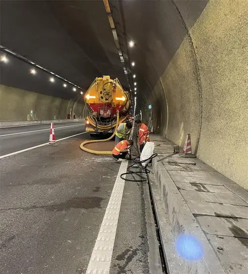 丹寨隧道排水渠清淤